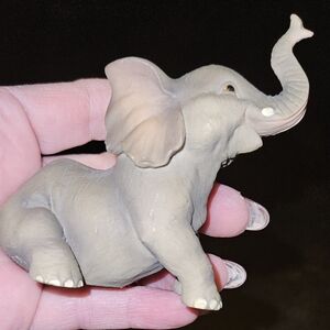 Set of 2 Baby Elephant Figurines 3x3x2"
